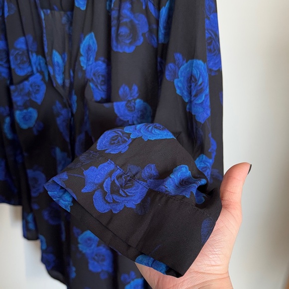 Torrid Black and Blue Rose Blouse Size 0 - Picture 5 of 6